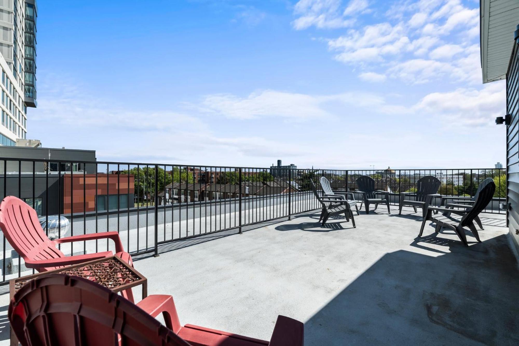Luxury Townhome 2 Car Garage And Decks 2 Billiards