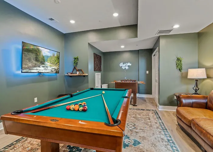Luxury Townhome 2 Car Garage And Decks 2 Billiards Room