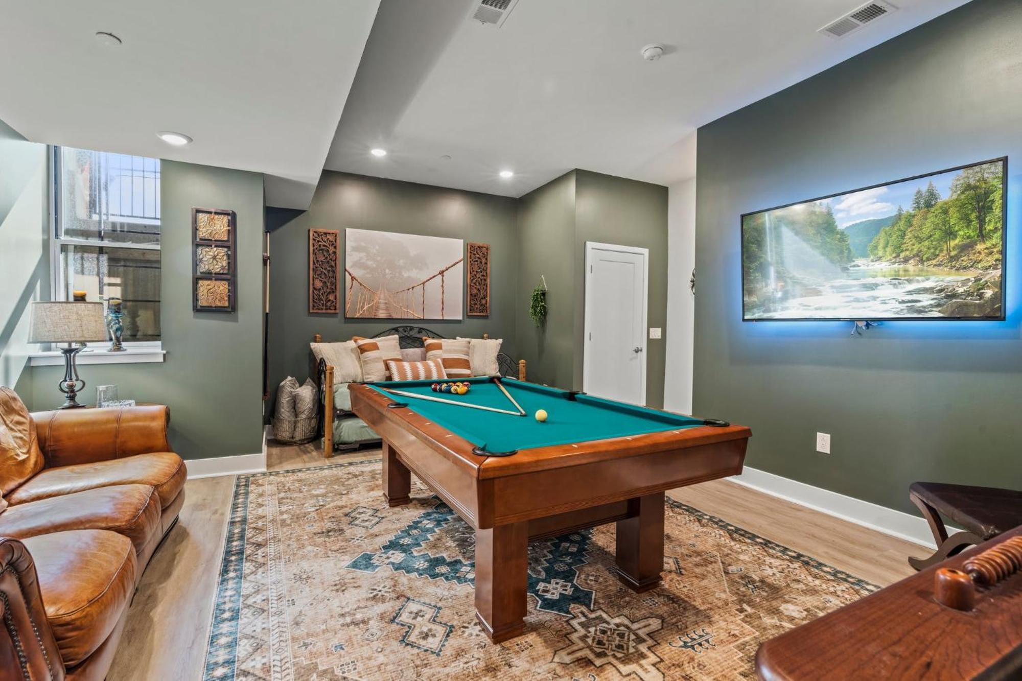 Luxury Townhome 2 Car Garage And Decks 2 Billiards