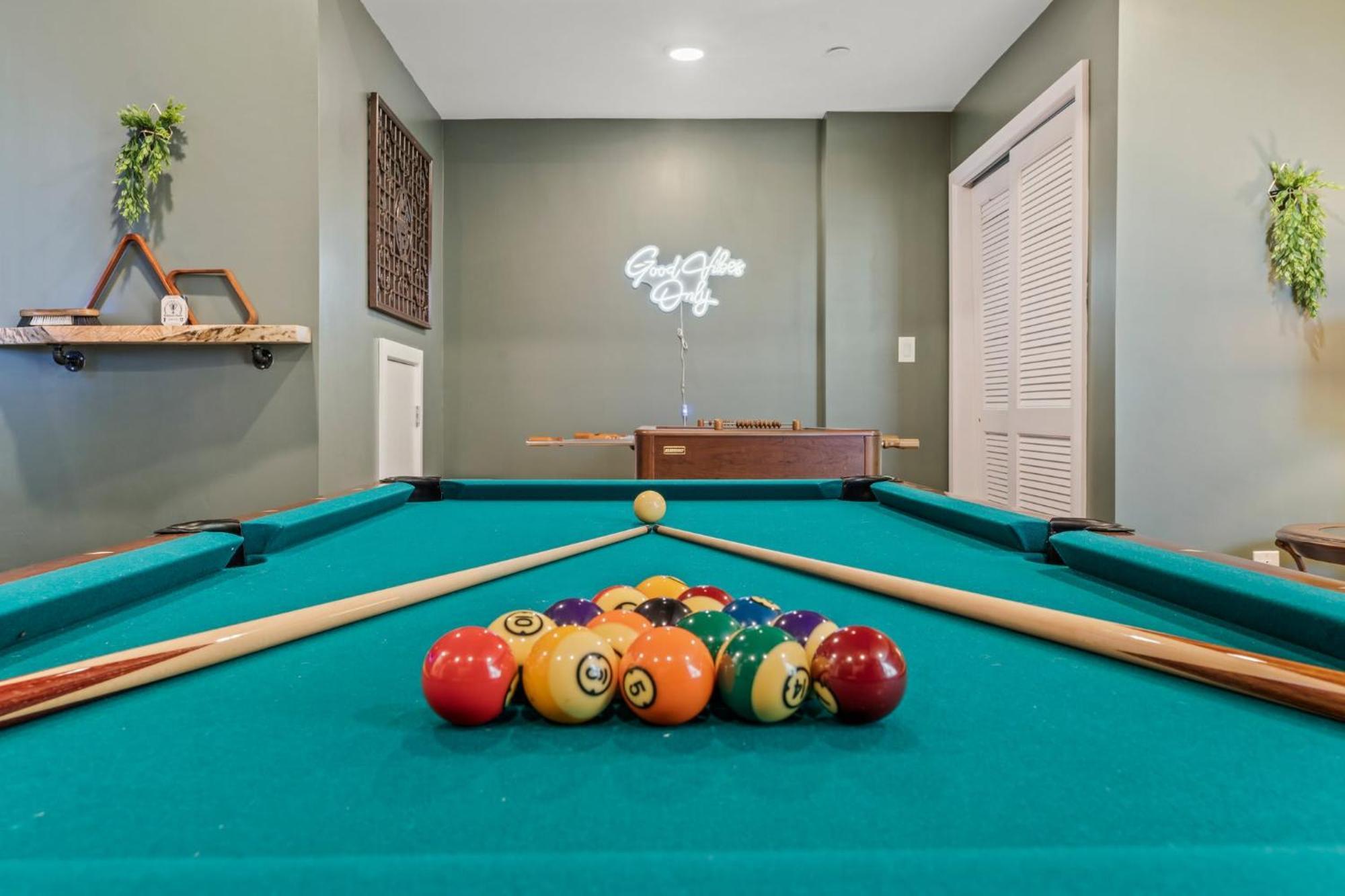 Luxury Townhome 2 Car Garage And Decks 2 Billiards Holiday home *