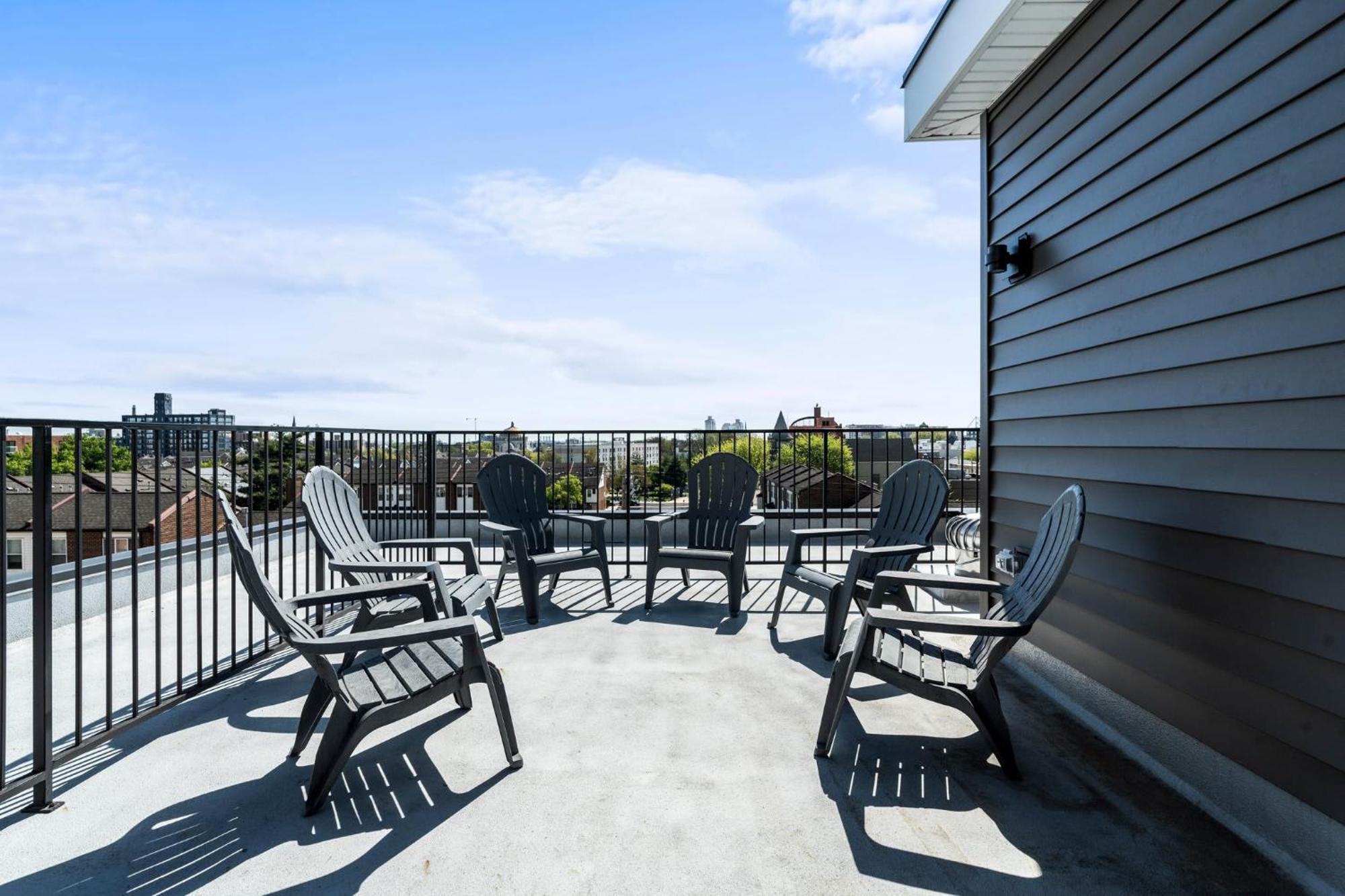 Luxury Townhome 2 Car Garage And Decks 2 Billiards