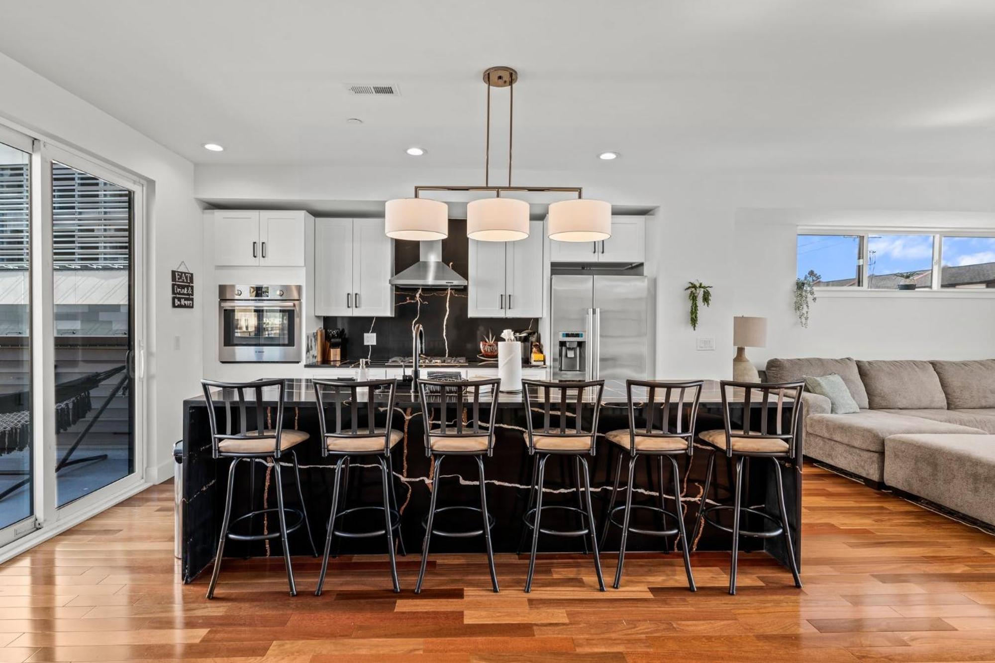 Luxury Townhome 2 Car Garage And Decks 2 Billiards Holiday home