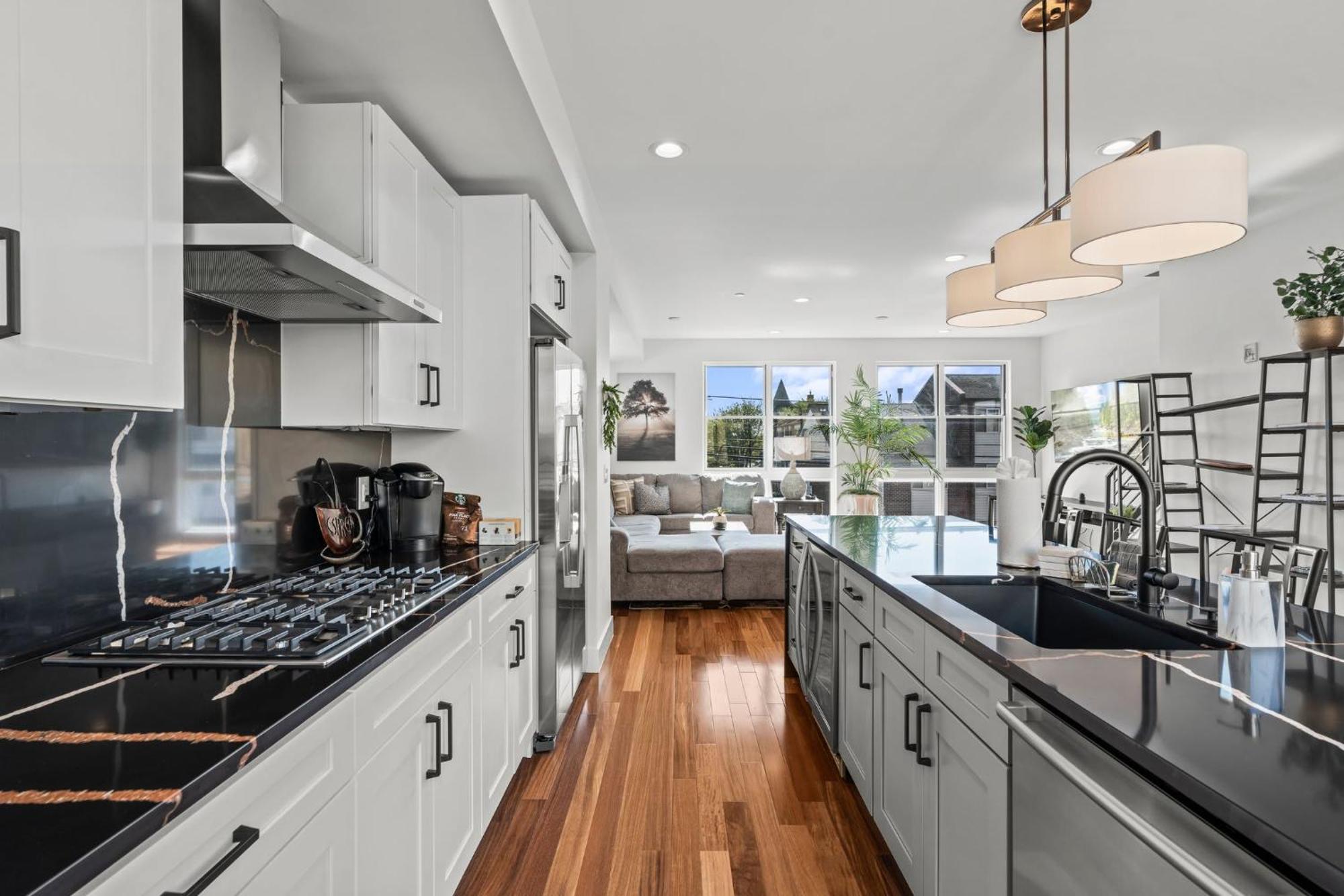 Luxury Townhome 2 Car Garage And Decks 2 Billiards Holiday home