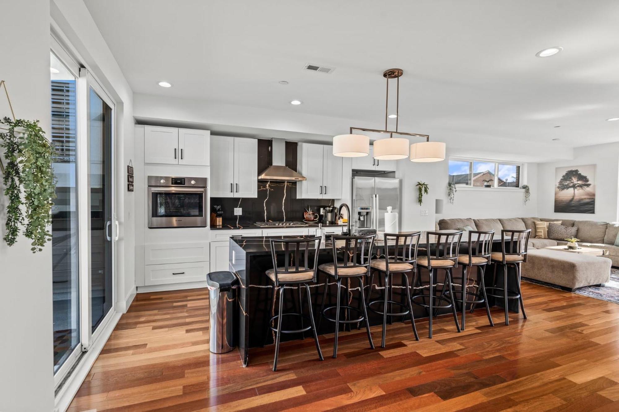 Luxury Townhome 2 Car Garage And Decks 2 Billiards *