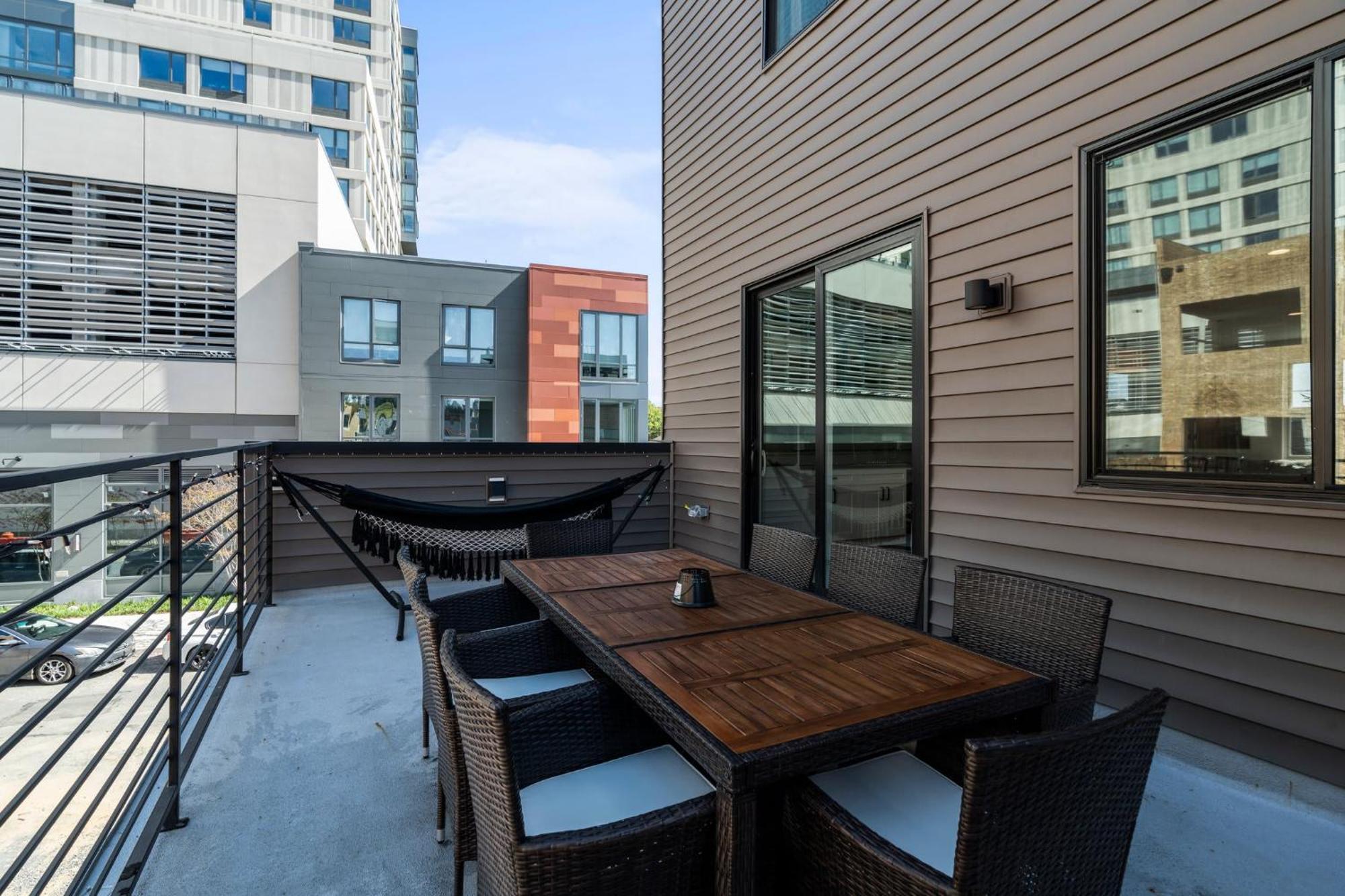 Luxury Townhome 2 Car Garage And Decks 2 Billiards
